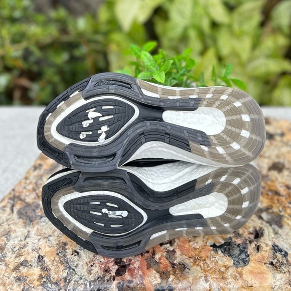 - ADIDASULTRABOOST 22 RUNNING SHOES size 7 women - Picture 4 of 15